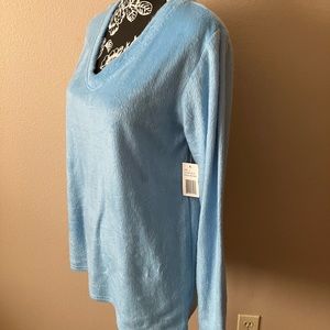 NWT MOUNTAIN PEAK LG LIFHT BLUE V NECK COZY TOP